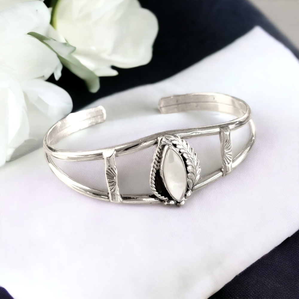 VTG STERLING SILVER MOTHER OF PEARL SOUTHWESTERN MOTIF CUFF BRACELET SIGNED